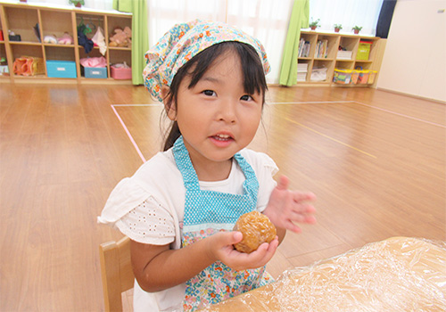 子供たちが味噌づくりをする様子