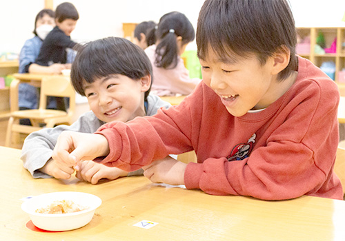 子供たちが味噌づくりをする様子