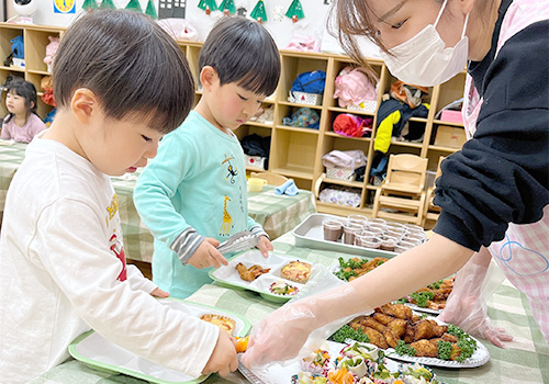 子供たちがバイキングを楽しむ様子