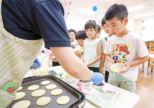 子供たちがライブクッキングを楽しむ様子